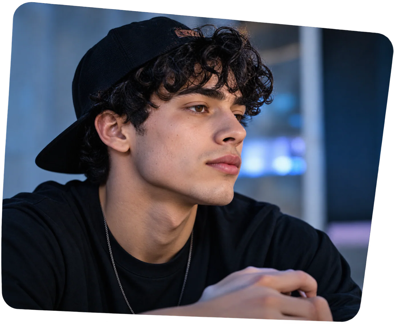 Creador con gorra negra